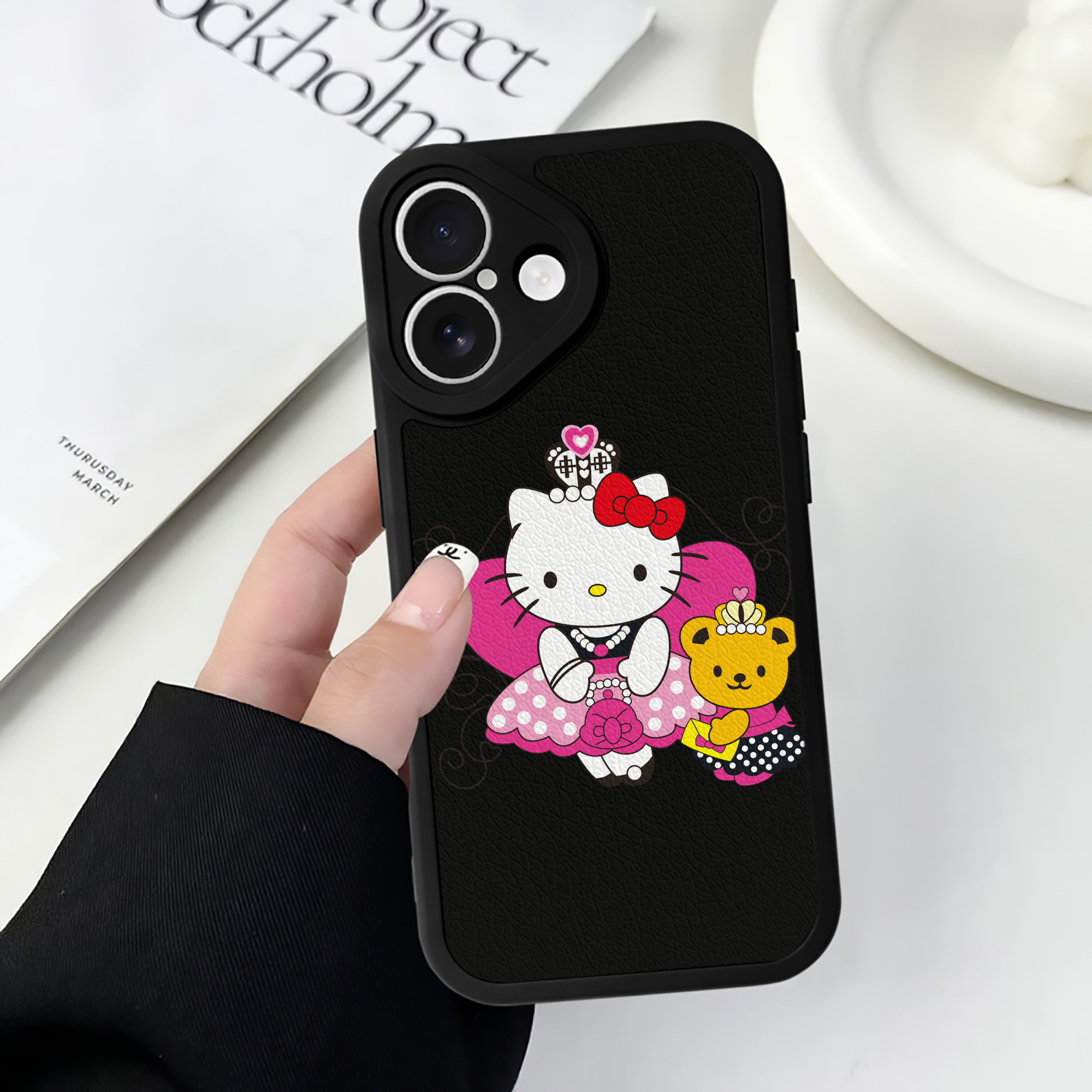 （画像用） Hello Kitty ハローキティ 【iPhone 16シリーズ対応】シリコンスマホケース（レザー調） 材質：シリコン